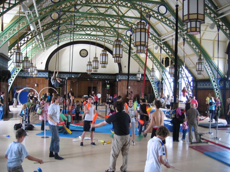 juggling-at-a-circadium-event